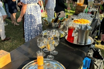 Plateau de bouchées apéritives garnies de mousse rose et décorées de feuilles de persil, disposées sur une grille.
