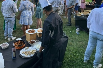 Plateau de bouchées apéritives garnies de mousse rose et décorées de feuilles de persil, disposées sur une grille.