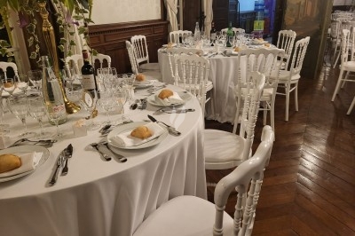 Plateau de bouchées apéritives garnies de mousse rose et décorées de feuilles de persil, disposées sur une grille.