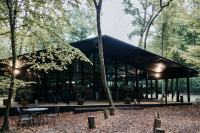 Miniature Location salle Gouvieux (Oise) - La Serre de Jeanne #11 Salle de réception vitrée avec tables décorées, entourée de verdure visible à travers les baies.