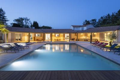 Chambre lumineuse avec lit double, étagère, fenêtre donnant sur l'extérieur et salle de bain attenante avec lavabo moderne.