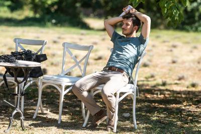 Miniature Location salle Valouse (Drôme) - Hameau de Valouse #6 Salle lumineuse avec tables et chaises en bois, grandes baies vitrées et plafond décoré de motifs végétaux.