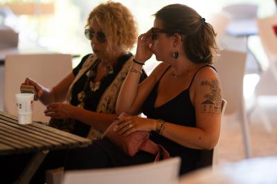 Miniature Location salle Valouse (Drôme) - Hameau de Valouse #7 Salle lumineuse avec tables et chaises en bois, grandes baies vitrées et plafond décoré de motifs végétaux.