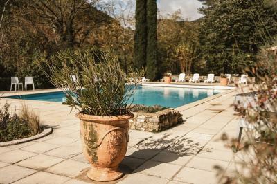 Miniature Location salle Valouse (Drôme) - Hameau de Valouse #13 Salle lumineuse avec tables et chaises en bois, grandes baies vitrées et plafond décoré de motifs végétaux.
