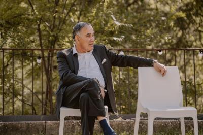 Miniature Location salle Valouse (Drôme) - Hameau de Valouse #17 Salle lumineuse avec tables et chaises en bois, grandes baies vitrées et plafond décoré de motifs végétaux.