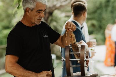 Miniature Location salle Valouse (Drôme) - Hameau de Valouse #21 Salle lumineuse avec tables et chaises en bois, grandes baies vitrées et plafond décoré de motifs végétaux.