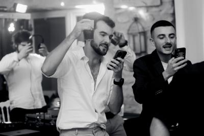 Miniature Location salle Valouse (Drôme) - Hameau de Valouse #27 Salle lumineuse avec tables et chaises en bois, grandes baies vitrées et plafond décoré de motifs végétaux.