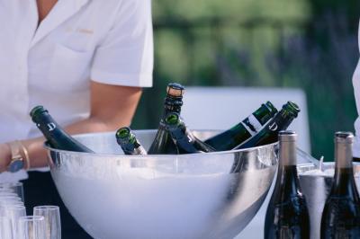 Miniature Location salle Valouse (Drôme) - Hameau de Valouse #28 Salle lumineuse avec tables et chaises en bois, grandes baies vitrées et plafond décoré de motifs végétaux.