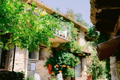 Miniature Location salle Valouse (Drôme) - Hameau de Valouse #34 Salle lumineuse avec tables et chaises en bois, grandes baies vitrées et plafond décoré de motifs végétaux.