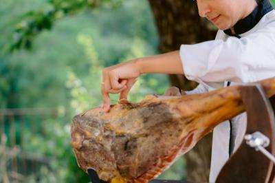 Miniature Location salle Valouse (Drôme) - Hameau de Valouse #42 Salle lumineuse avec tables et chaises en bois, grandes baies vitrées et plafond décoré de motifs végétaux.