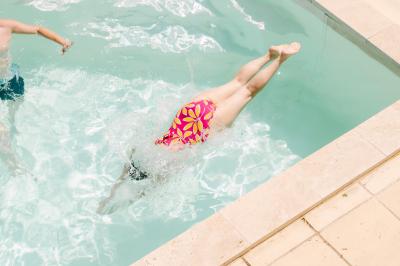 Miniature Location salle Valouse (Drôme) - Hameau de Valouse #50 Salle lumineuse avec tables et chaises en bois, grandes baies vitrées et plafond décoré de motifs végétaux.