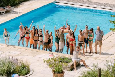 Miniature Location salle Valouse (Drôme) - Hameau de Valouse #53 Salle lumineuse avec tables et chaises en bois, grandes baies vitrées et plafond décoré de motifs végétaux.