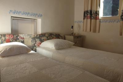 Miniature Location salle Valouse (Drôme) - Hameau de Valouse #8 Salle lumineuse avec tables et chaises en bois, grandes baies vitrées et plafond décoré de motifs végétaux.