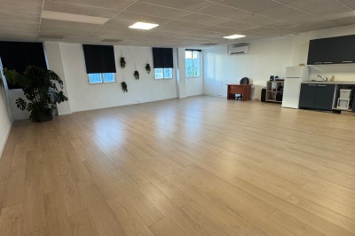 Toilettes modernes avec murs et sol en carrelage effet marbre, lavabo compact et étagères murales minimalistes.