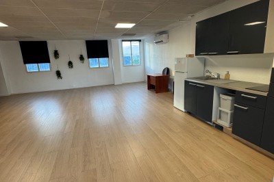 Toilettes modernes avec murs et sol en carrelage effet marbre, lavabo compact et étagères murales minimalistes.