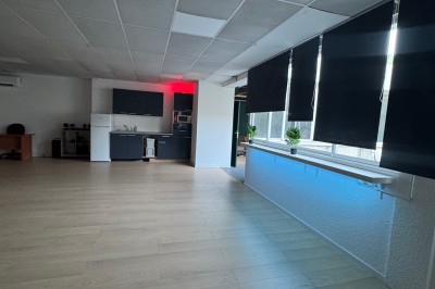 Toilettes modernes avec murs et sol en carrelage effet marbre, lavabo compact et étagères murales minimalistes.