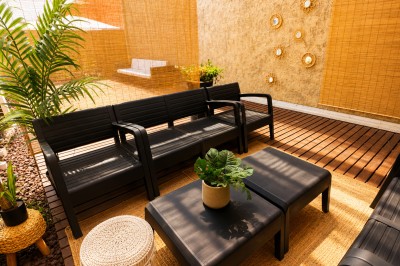 Miniature Location salle Mandelieu-la-Napoule (Alpes-Maritimes) - Flexyplace #4 Toilettes modernes avec murs et sol en carrelage effet marbre, lavabo compact et étagères murales minimalistes.
