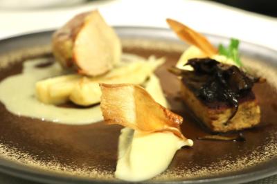 Noix de Saint-Jacques poêlées, purée de légumes, chips croustillantes et décoration de jeunes pousses.