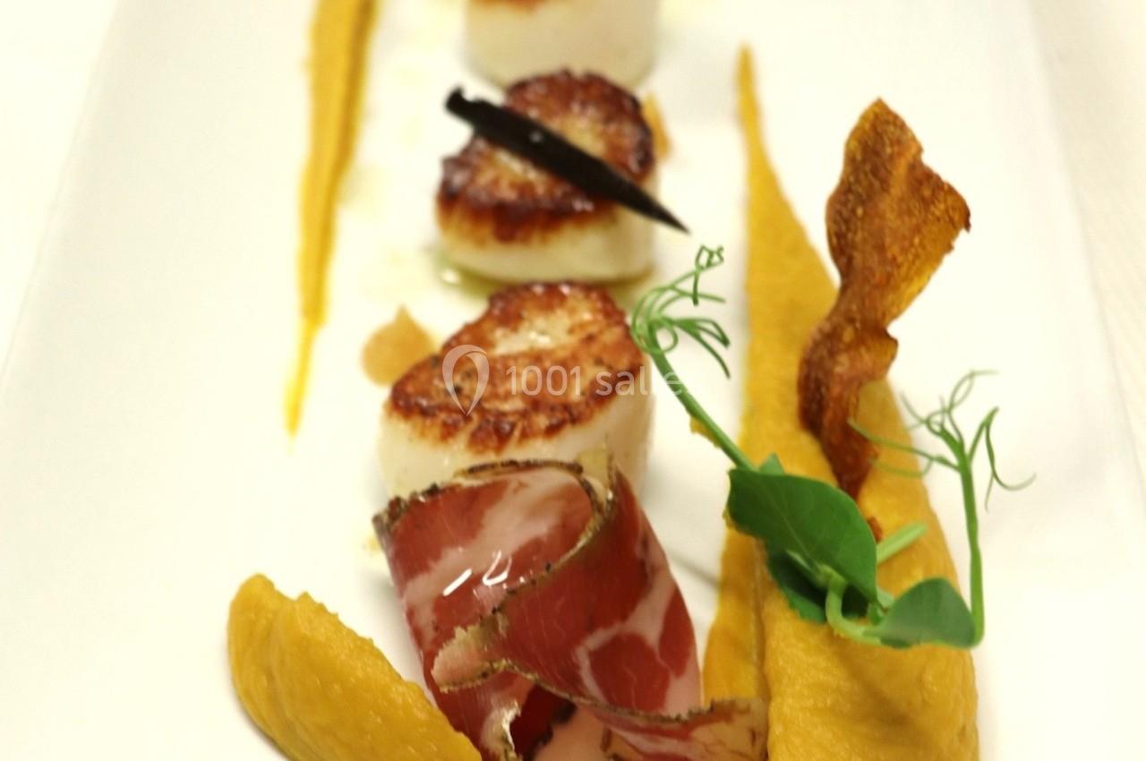 Noix de Saint-Jacques poêlées, purée de légumes, chips croustillantes et décoration de jeunes pousses.