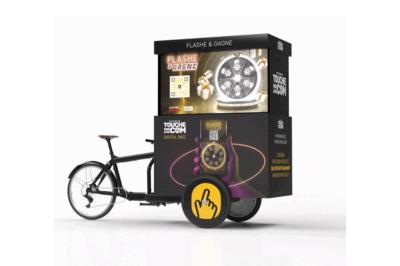 Deux personnes discutent gestuellement lors d'une soirée avec une DJ en arrière-plan et des lumières colorées.