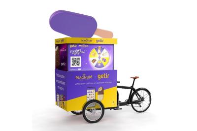 Deux personnes discutent gestuellement lors d'une soirée avec une DJ en arrière-plan et des lumières colorées.