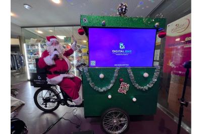Deux personnes discutent gestuellement lors d'une soirée avec une DJ en arrière-plan et des lumières colorées.