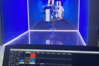 Conférence avec un orateur sur scène, éclairages colorés et public assis dans une salle équipée de projecteurs.