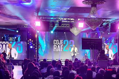 Miniature Wohevents #4 Structure lumineuse avec écrans LED affichant des motifs colorés et le texte ’DEEJAY 13’ dans un espace intérieur.