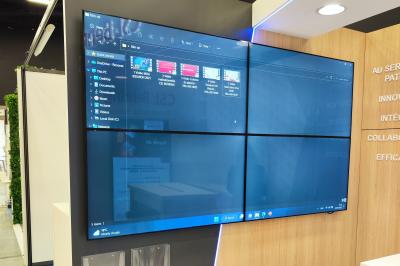 Miniature Wohevents #5 Structure lumineuse avec écrans LED affichant des motifs colorés et le texte ’DEEJAY 13’ dans un espace intérieur.