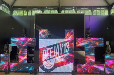 Miniature Wohevents #6 Structure lumineuse avec écrans LED affichant des motifs colorés et le texte ’DEEJAY 13’ dans un espace intérieur.