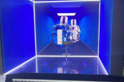 Miniature Wohevents #3 Structure lumineuse avec écrans LED affichant des motifs colorés et le texte ’DEEJAY 13’ dans un espace intérieur.