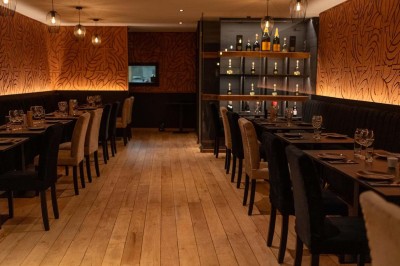 Miniature Location salle Uccle (Bruxelles-Capitale) - Kekko #6 Assortiment de plats variés sur une table, incluant légumes, tartines, salade et entrées colorées.