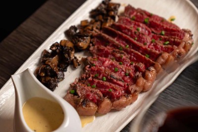 Miniature Location salle Uccle (Bruxelles-Capitale) - Kekko #15 Assortiment de plats variés sur une table, incluant légumes, tartines, salade et entrées colorées.