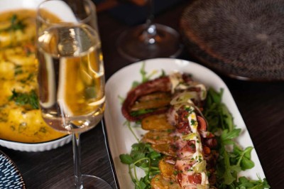 Miniature Location salle Uccle (Bruxelles-Capitale) - Kekko #16 Assortiment de plats variés sur une table, incluant légumes, tartines, salade et entrées colorées.