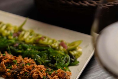 Miniature Location salle Uccle (Bruxelles-Capitale) - Kekko #17 Assortiment de plats variés sur une table, incluant légumes, tartines, salade et entrées colorées.