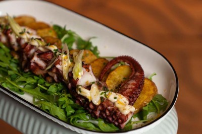 Miniature Location salle Uccle (Bruxelles-Capitale) - Kekko #24 Assortiment de plats variés sur une table, incluant légumes, tartines, salade et entrées colorées.