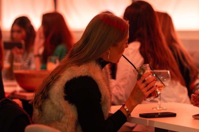 Miniature Location salle Uccle (Bruxelles-Capitale) - Kekko #28 Assortiment de plats variés sur une table, incluant légumes, tartines, salade et entrées colorées.