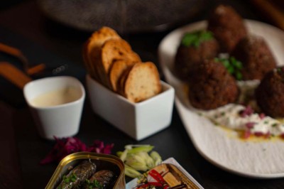 Miniature Location salle Uccle (Bruxelles-Capitale) - Kekko #29 Assortiment de plats variés sur une table, incluant légumes, tartines, salade et entrées colorées.