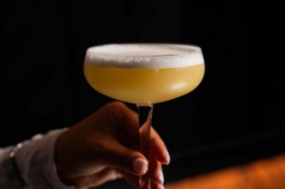 Miniature Location salle Uccle (Bruxelles-Capitale) - Kekko #30 Assortiment de plats variés sur une table, incluant légumes, tartines, salade et entrées colorées.