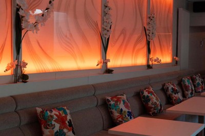 Miniature Location salle Uccle (Bruxelles-Capitale) - Kekko #31 Assortiment de plats variés sur une table, incluant légumes, tartines, salade et entrées colorées.