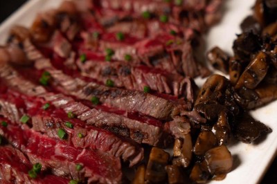 Miniature Location salle Uccle (Bruxelles-Capitale) - Kekko #32 Assortiment de plats variés sur une table, incluant légumes, tartines, salade et entrées colorées.