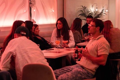 Miniature Location salle Uccle (Bruxelles-Capitale) - Kekko #33 Assortiment de plats variés sur une table, incluant légumes, tartines, salade et entrées colorées.