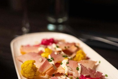 Miniature Location salle Uccle (Bruxelles-Capitale) - Kekko #34 Assortiment de plats variés sur une table, incluant légumes, tartines, salade et entrées colorées.