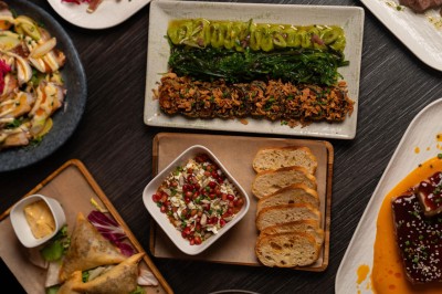 Miniature Location salle Uccle (Bruxelles-Capitale) - Kekko #35 Assortiment de plats variés sur une table, incluant légumes, tartines, salade et entrées colorées.