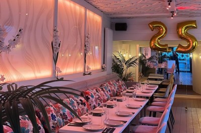 Miniature Location salle Uccle (Bruxelles-Capitale) - Kekko #5 Assortiment de plats variés sur une table, incluant légumes, tartines, salade et entrées colorées.