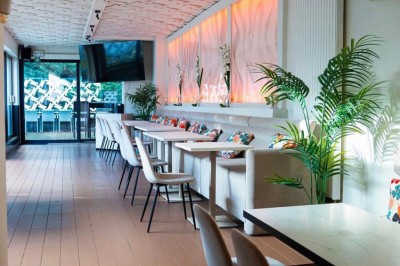 Miniature Location salle Uccle (Bruxelles-Capitale) - Kekko #14 Assortiment de plats variés sur une table, incluant légumes, tartines, salade et entrées colorées.