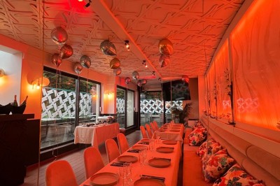 Miniature Location salle Uccle (Bruxelles-Capitale) - Kekko #2 Assortiment de plats variés sur une table, incluant légumes, tartines, salade et entrées colorées.