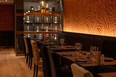 Miniature Location salle Uccle (Bruxelles-Capitale) - Kekko #4 Assortiment de plats variés sur une table, incluant légumes, tartines, salade et entrées colorées.