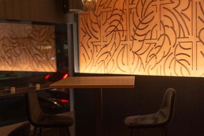 Assortiment de plats variés comprenant légumes, tartines, salade, samoussas et sauce, disposés sur une table sombre.