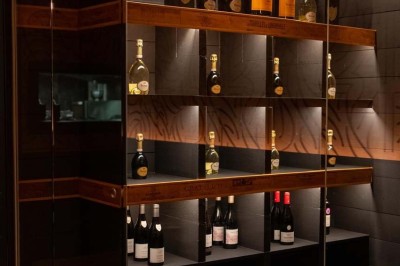 Assortiment de plats variés comprenant légumes, tartines, salade, samoussas et sauce, disposés sur une table sombre.